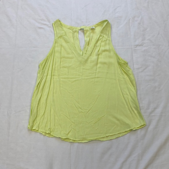 Old Navy Tops - 🎉HP🎉 Old Navy XL V-neck Tank Top